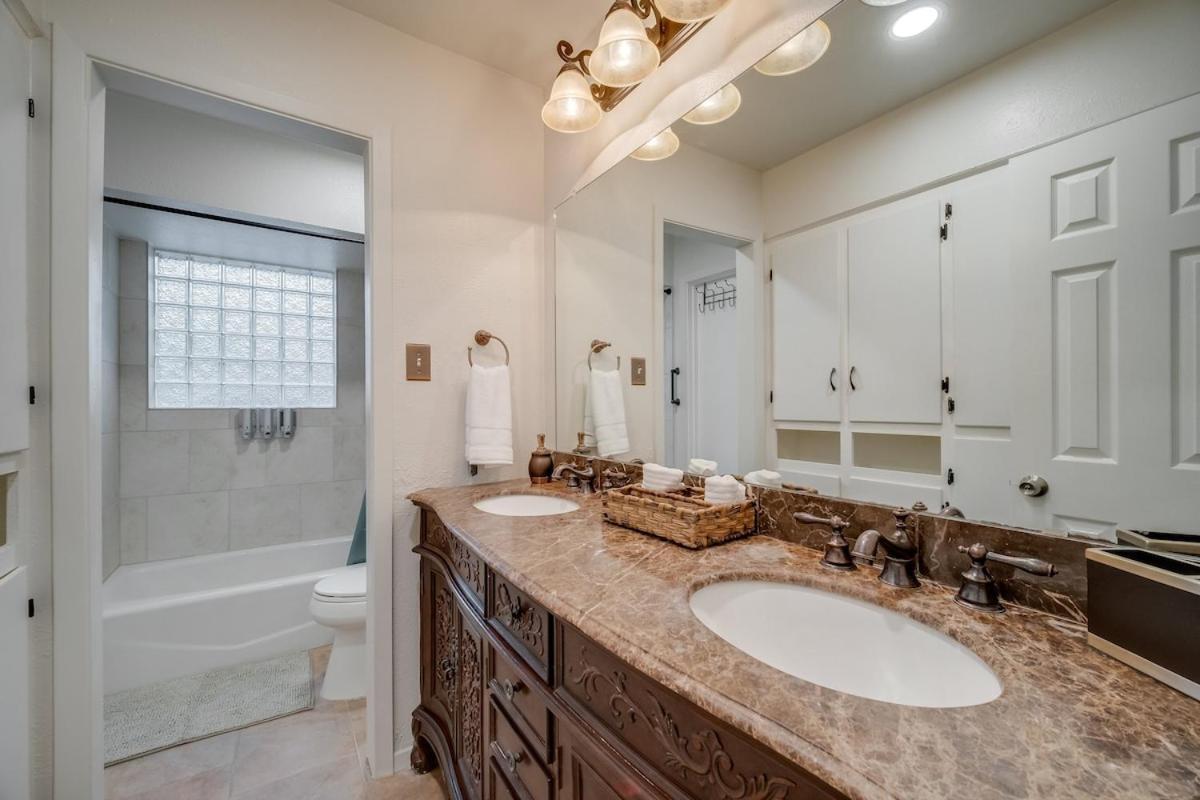 Holiday home Stunning 5br 2ba With Private Pool And Cinema Dallas